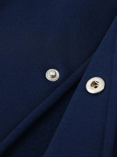 Chaqueta Varsity Life Still en Color Azul y Detalles Gráficos